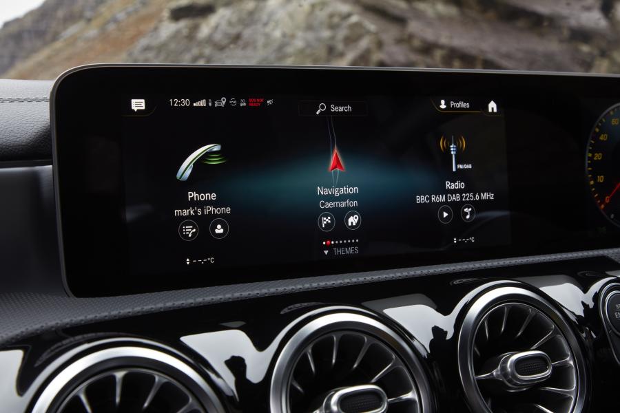 Детали интерьера Mercedes-AMG A35 4Matic Sedan (V177) 2019 года  (UK) (фото 64 из 74)